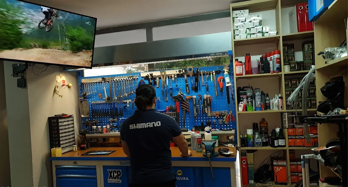 Zirve Bisiklet ustası Shimano servis tezgâhında